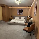 招待所 R34 Boutique 大特尔诺沃